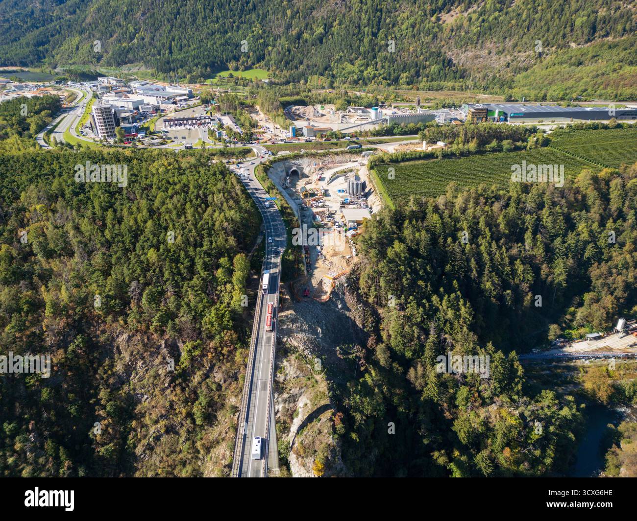 Ponte Riga in der Nähe von Varna und der A22, mit dem berühmten Brenner-Basistunnel im Hintergrund, das Ingenieurwesen und die alpine Landschaft verbindet. Stockfoto