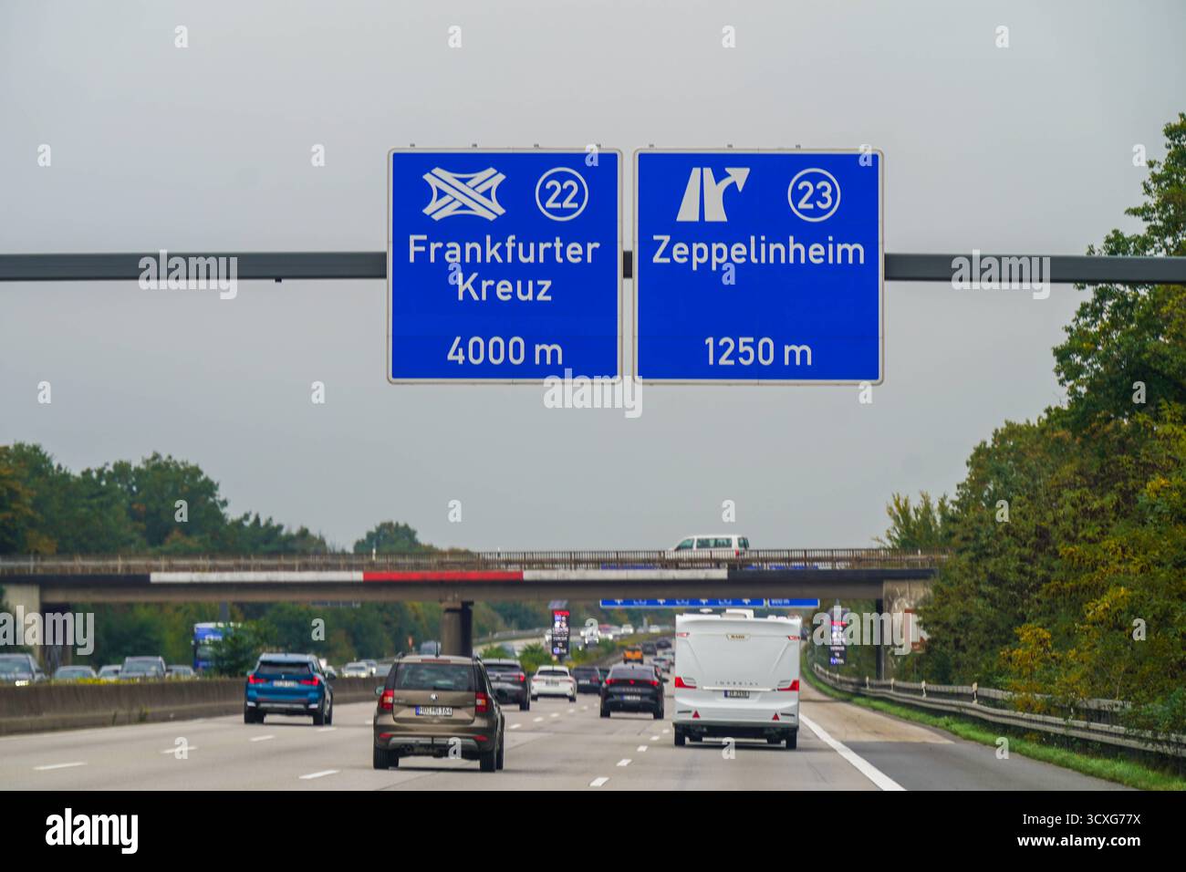 Deutschland, Hessen, Europa, Autobahn A5 Richtung Frankfurt am Main, Hinweisschilder zu Frankfurter Kreuz 4 km und Ausfahrt Zeppelinheim 1,25 km, Verkehr, Infrastruktur, Autobahnnetz, Reise, Mobilität, Fernverkehr, Verkehrssicherheit, Pendler, Verkehr, Logistik, Tourismus, Luftverkehrsnähe, Flughafen Frankfurt, Straßenverkehr, Deutschland, Verkehrspolitik. *** Deutschland, Hessen, Europa, Autobahn A5 Richtung Frankfurt am Main, Wegweiser zum Frankfurter Kreuz 4 km und Ausfahrt Zeppelinheim 1,25 km , Verkehr, Infrastruktur, Autobahnnetz, Mobilität, Fernverkehr, Straßensicherheit, Pendler, Stockfoto