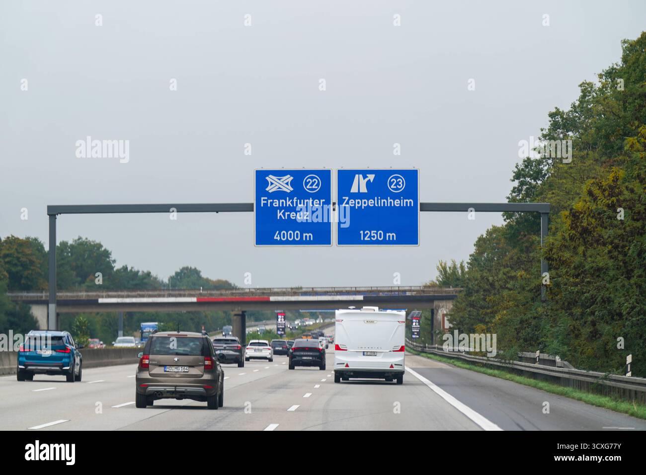 Deutschland, Hessen, Europa, Autobahn A5 Richtung Frankfurt am Main, Hinweisschilder zu Frankfurter Kreuz 4 km und Ausfahrt Zeppelinheim 1,25 km, Verkehr, Infrastruktur, Autobahnnetz, Reise, Mobilität, Fernverkehr, Verkehrssicherheit, Pendler, Verkehr, Logistik, Tourismus, Luftverkehrsnähe, Flughafen Frankfurt, Straßenverkehr, Deutschland, Verkehrspolitik. *** Deutschland, Hessen, Europa, Autobahn A5 Richtung Frankfurt am Main, Wegweiser zum Frankfurter Kreuz 4 km und Ausfahrt Zeppelinheim 1,25 km , Verkehr, Infrastruktur, Autobahnnetz, Mobilität, Fernverkehr, Straßensicherheit, Pendler, Stockfoto