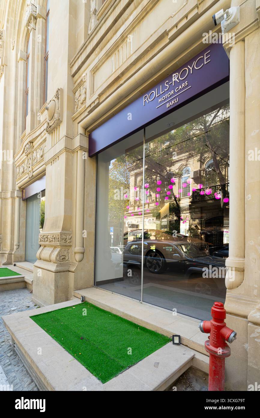 Baku, Aserbaidschan. oktober 2025. Außenansicht des Rolls Royce Händlers im Stadtzentrum Stockfoto