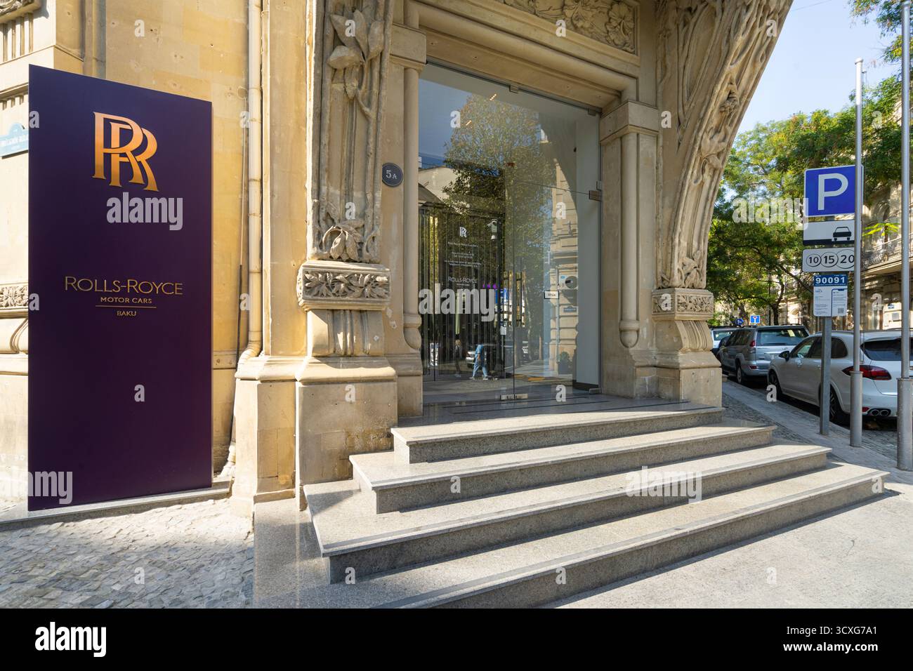 Baku, Aserbaidschan. oktober 2025. Außenansicht des Rolls Royce Händlers im Stadtzentrum Stockfoto