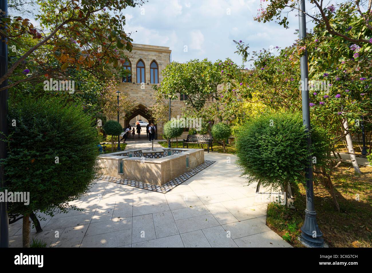 Baku, Aserbaidschan. oktober 2025. Blick auf einen kleinen Garten innerhalb der alten Stadtmauer Stockfoto Baku, Aserbaidschan. oktober 2025. Blick auf einen kleinen Garten innerhalb der alten Stadtmauer Stockfoto