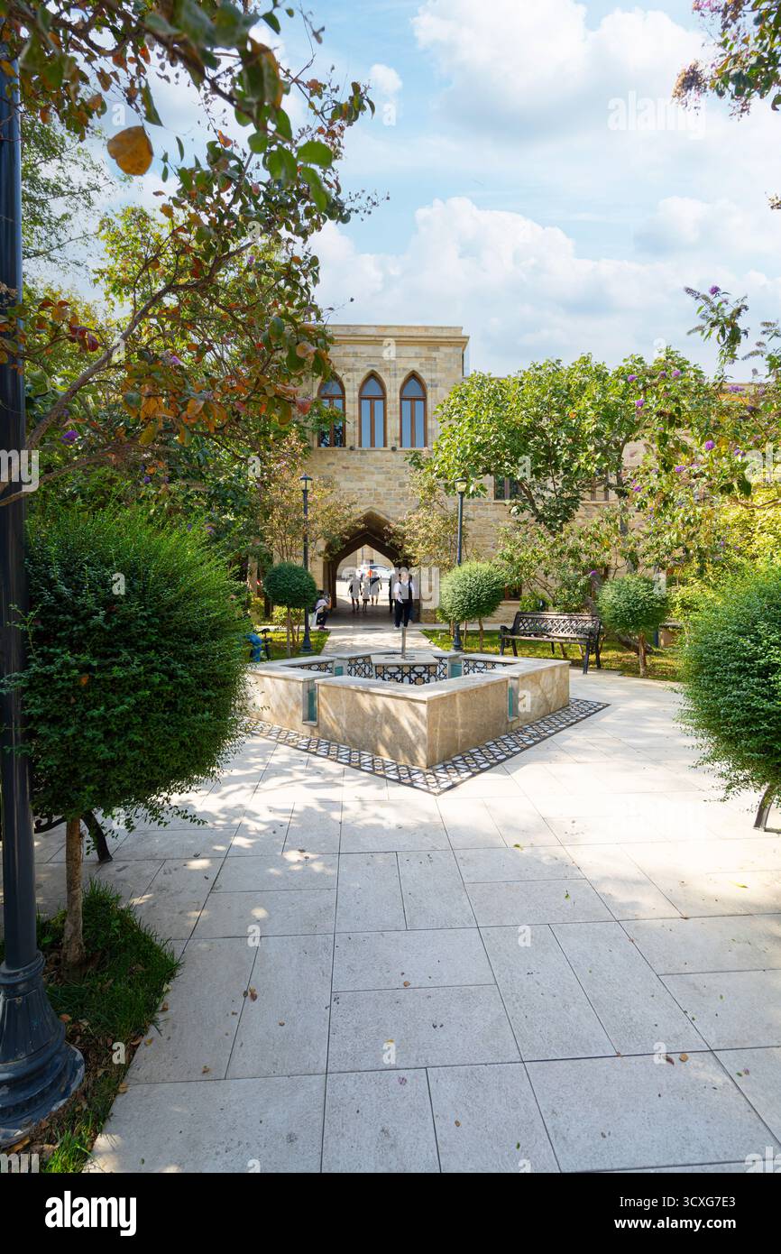 Baku, Aserbaidschan. oktober 2025. Blick auf einen kleinen Garten innerhalb der alten Stadtmauer Stockfoto Baku, Aserbaidschan. oktober 2025. Blick auf einen kleinen Garten innerhalb der alten Stadtmauer Stockfoto