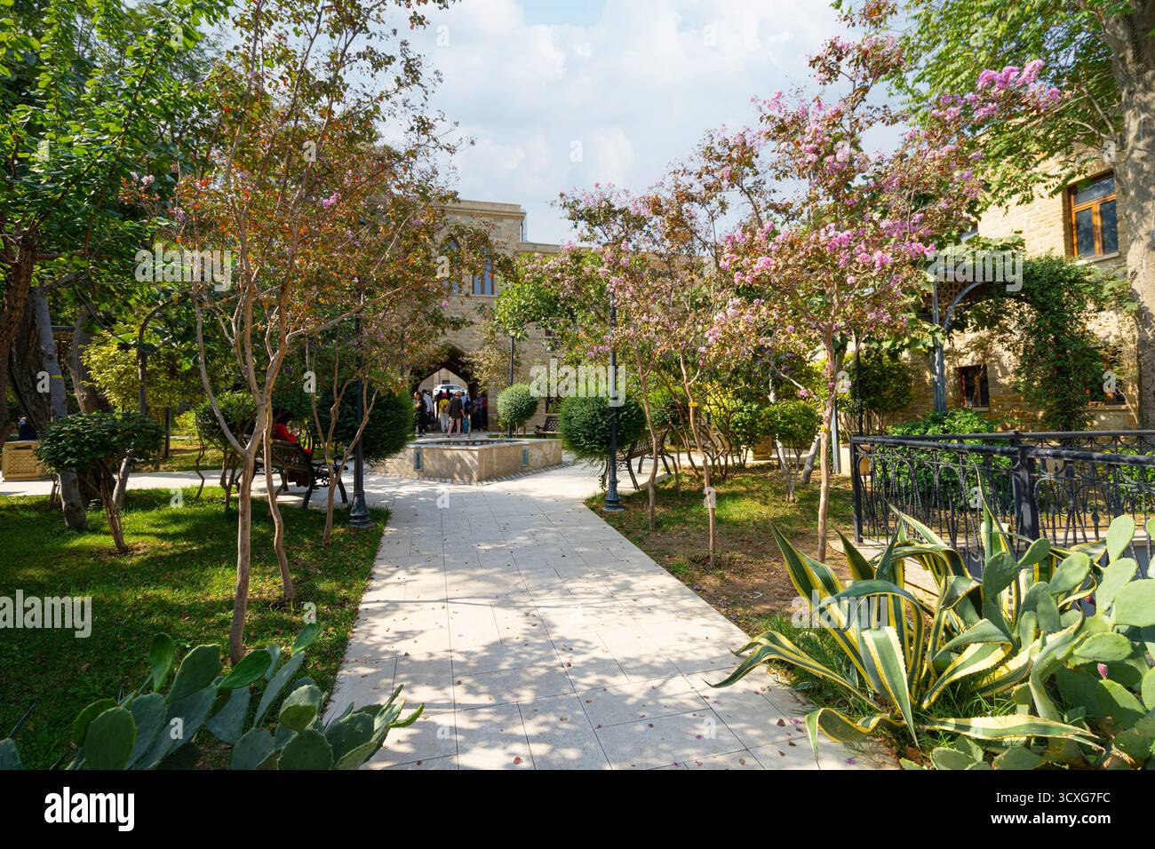 Baku, Aserbaidschan. oktober 2025. Blick auf einen kleinen Garten innerhalb der alten Stadtmauer Stockfoto Baku, Aserbaidschan. oktober 2025. Blick auf einen kleinen Garten innerhalb der alten Stadtmauer Stockfoto