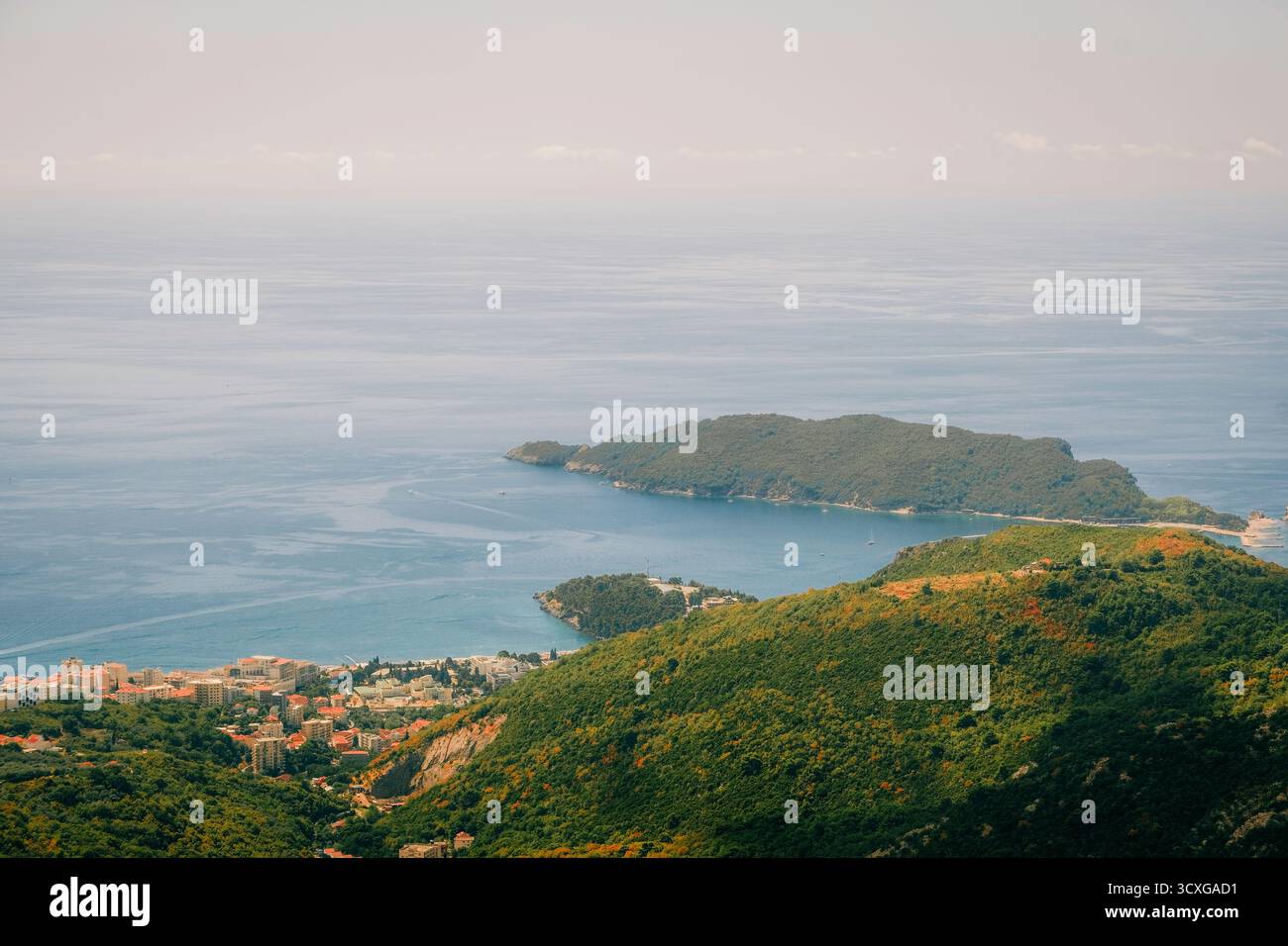 Malerischer Blick auf Budva, Montenegro, mit der Insel Sveti Nikola und der Adria im Hintergrund Stockfoto