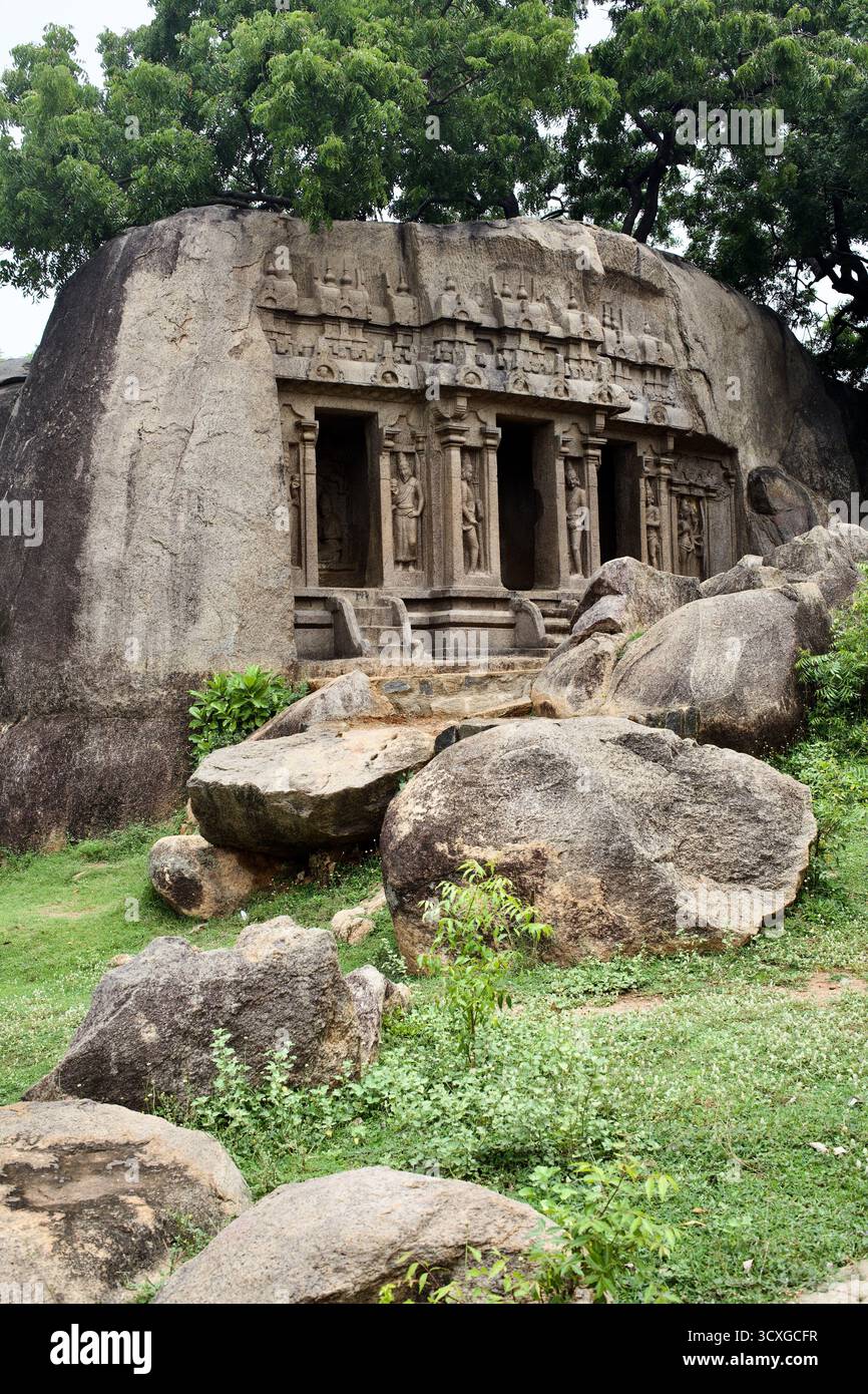 Trimurti-Höhlentempel, Mahabalipuram, Tamil Nadu, Indien – ein aus Pallava gehauener Schrein aus dem 7. Jahrhundert, der Brahma, Vishnu und Shiva in Granit darstellt. Stockfoto