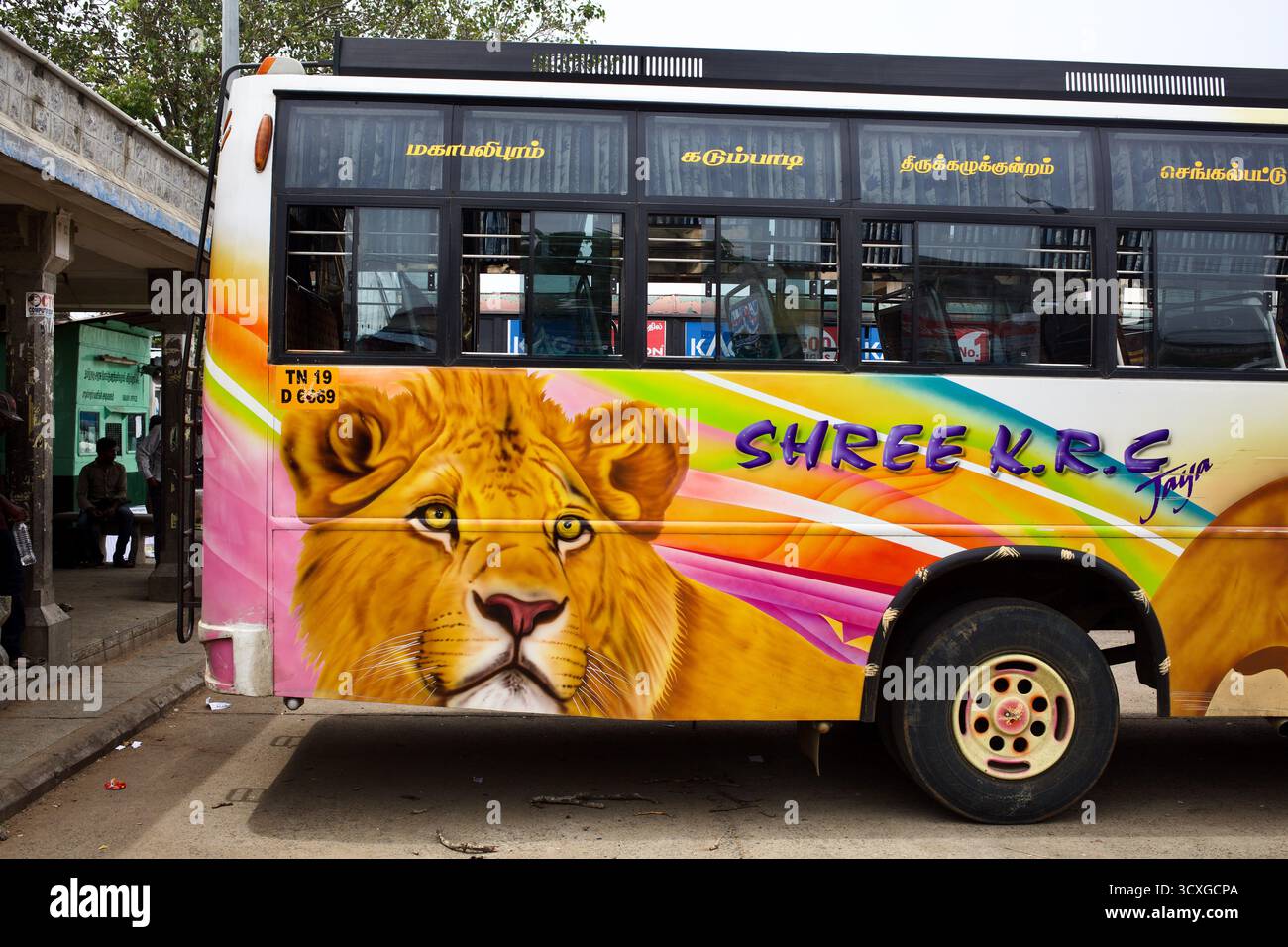 Detailansicht eines dekorierten Busses am Busbahnhof Mahabalipuram, Tamil Nadu, Indien, mit luftgebürsteten Löwenmotiven und Tamil-Routenbeschriftungen. Stockfoto
