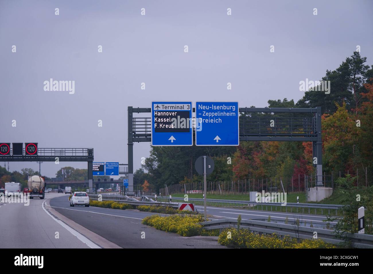 Deutschland, Hessen, Europa, Autobahn A5 bei Frankfurt am Main, Hinweisschilder zu Terminal 3 des Flughafens Frankfurt, Hannover, Kassel, Frankfurter Kreuz sowie Neu-Isenburg, Zeppelinheim und Dreieich, Verkehr, Infrastruktur, Mobilität, Flughafenanbindung, Straßenverkehr, Logistik, Reise, Verkehr, Wirtschaft, Deutschland, Verkehrspolitik. *** Deutschland, Hessen, Europa, Autobahn A5 bei Frankfurt am Main, Hinweisschilder zum Terminal 3 am Flughafen Frankfurt, Hannover, Kassel, Frankfurter Kreuz und Neu Isenburg, Zeppelinheim und Dreieich, Verkehr, Infrastruktur, Mobilität, flughafenanschlüsse, Straßenverkehr, Stockfoto