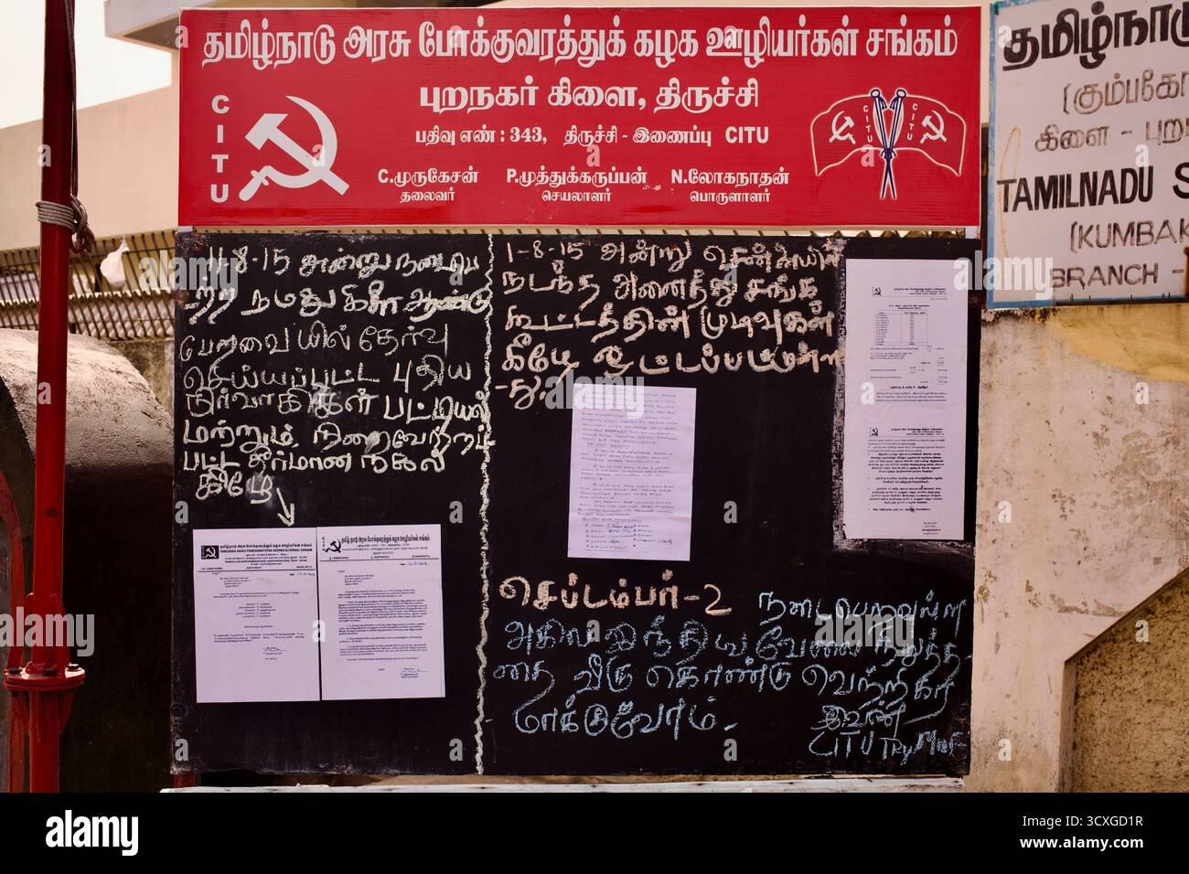 CITU-Anschlagtafel der gewerkschaft mit handgeschriebenen Tamil-Ankündigungen in einem Büro der Busarbeiter in Puducherry (Pondicherry), Indien. Stockfoto