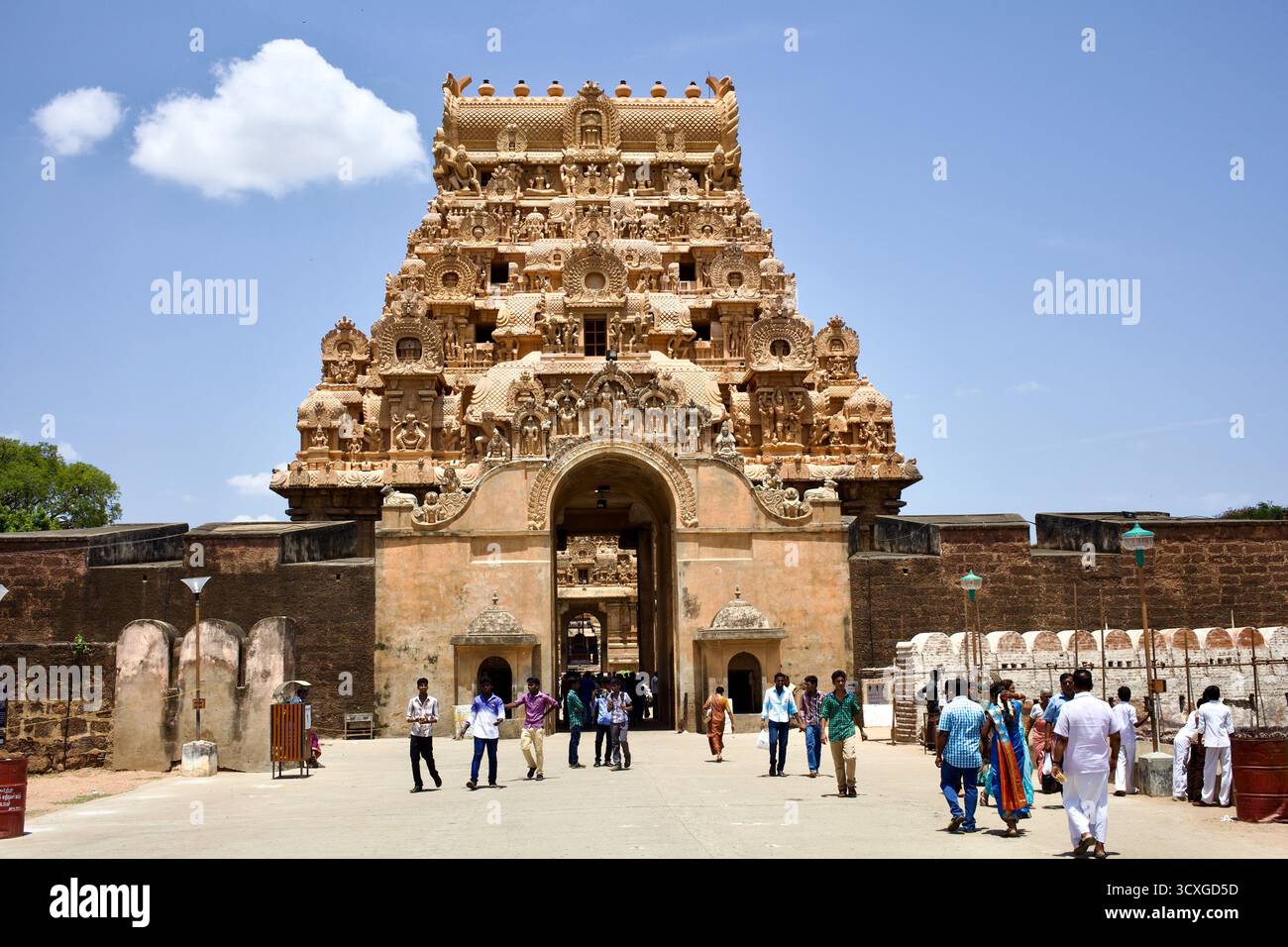 Besucher gehen durch eines der Tore des Brihadisvara Tempelkomplexes in Thanjavur, Tamil Nadu, Indien, ein Meisterwerk der Chola-Architektur. Stockfoto