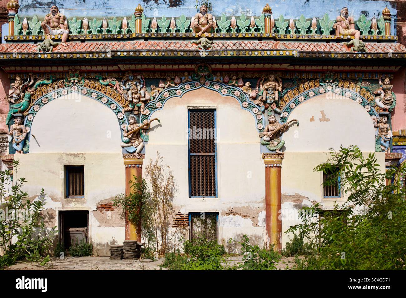 Reich verzierte Stuck- und Terrakotta-Reliefs schmücken eine Innenhofwand des Thanjavur (Tanjore) Palace Complex in Tamil Nadu, Indien. Stockfoto