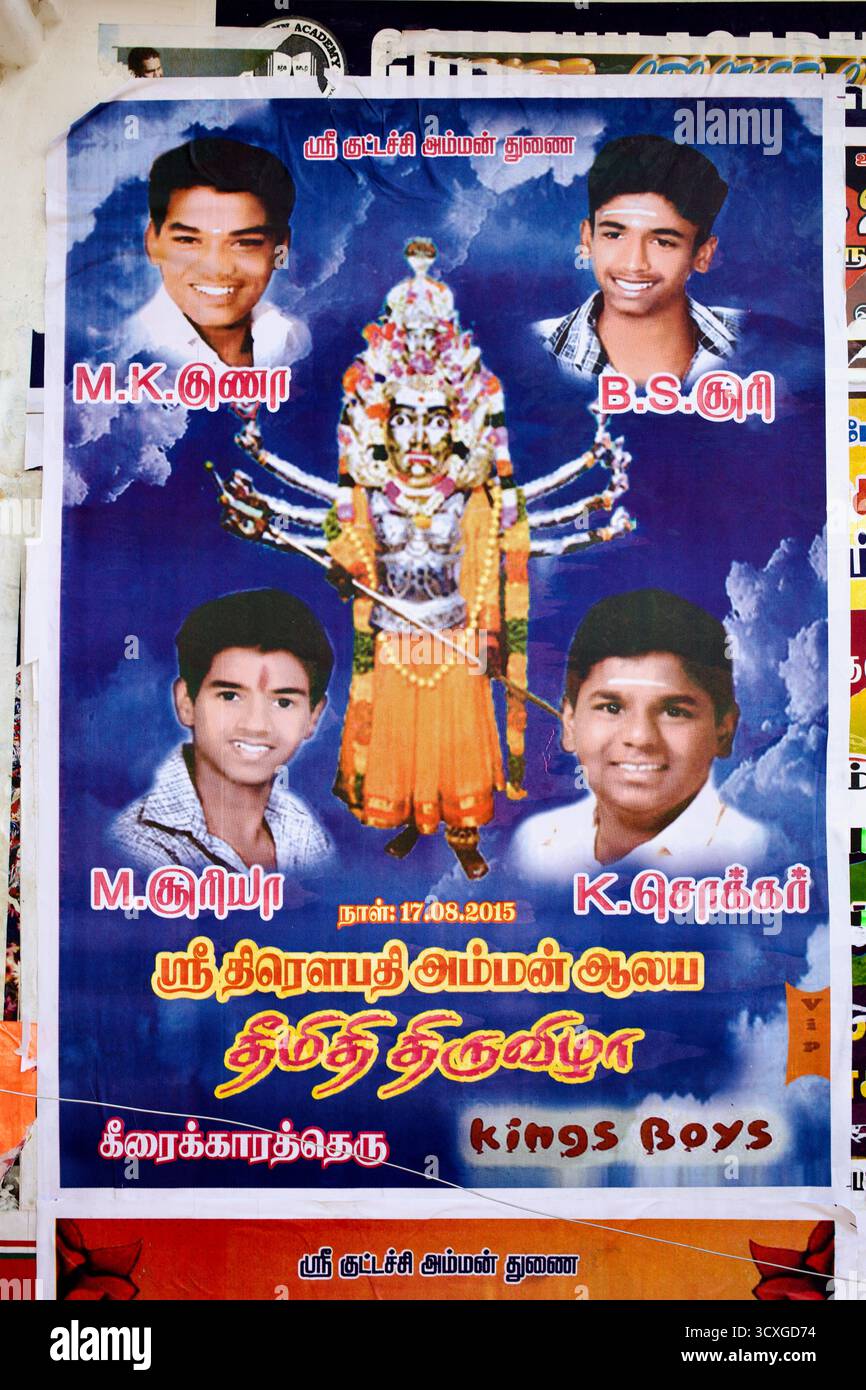 Festivalplakat in Thanjavur, Tamil Nadu, das das Feuerwanderfest Theemithi Thiruvizha im Sri Thiruvapathi Amman Tempel ankündigt. Stockfoto