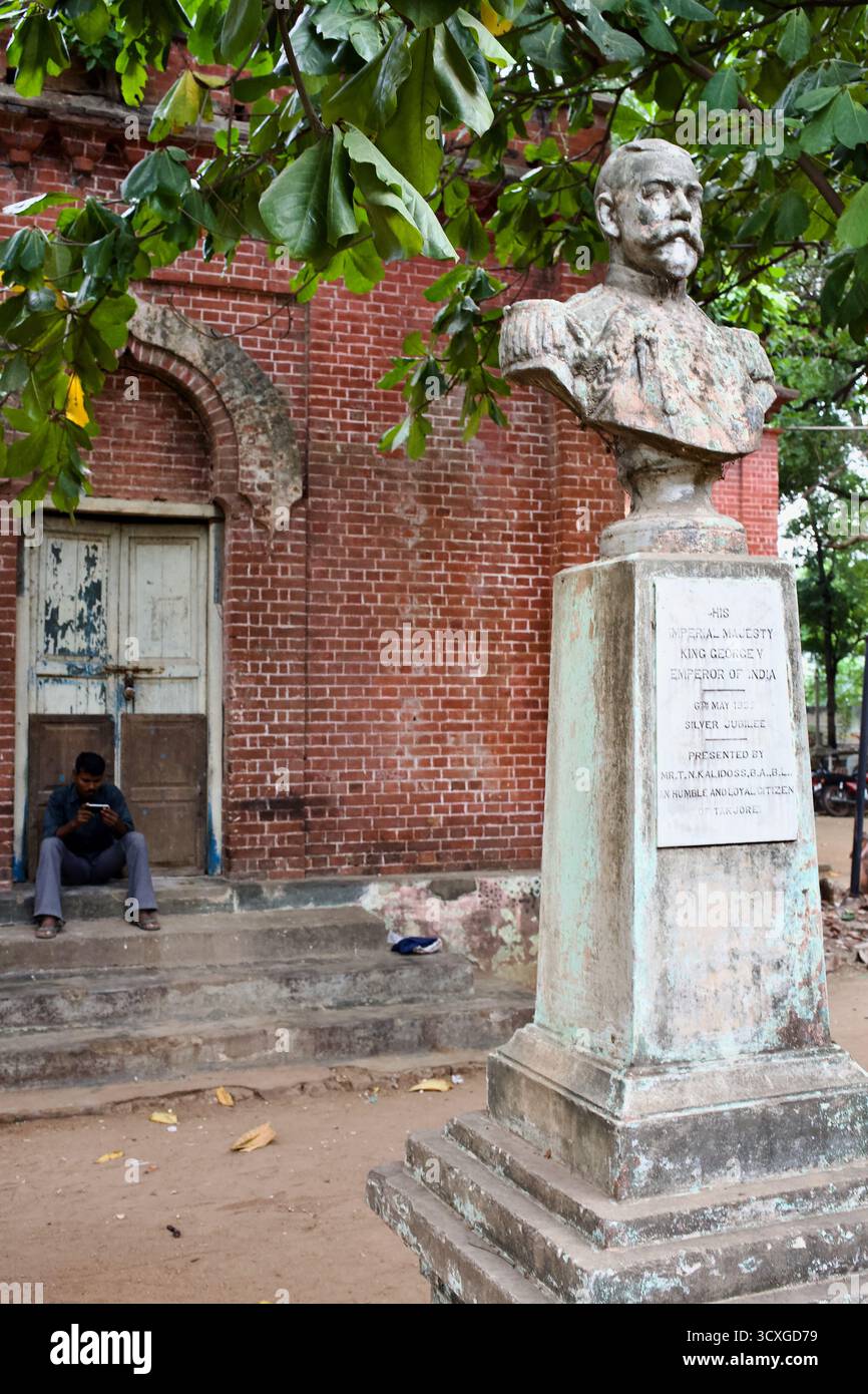 Verwitterte Büste von König Georg V. am Fuße des Ranees Tower im Rajappa Park, Thanjavur, Tamil Nadu, errichtet für sein Silbernes Jubiläum im Jahr 1935. Stockfoto