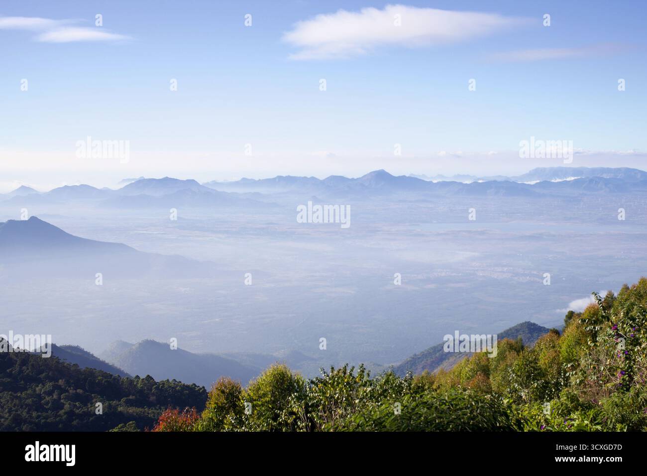 Blick vom Coaker’s Walk, Kodaikanal, Tamil Nadu, mit Blick auf die Bergketten und nebeligen Täler der Palani Hills an einem klaren Morgen. Stockfoto