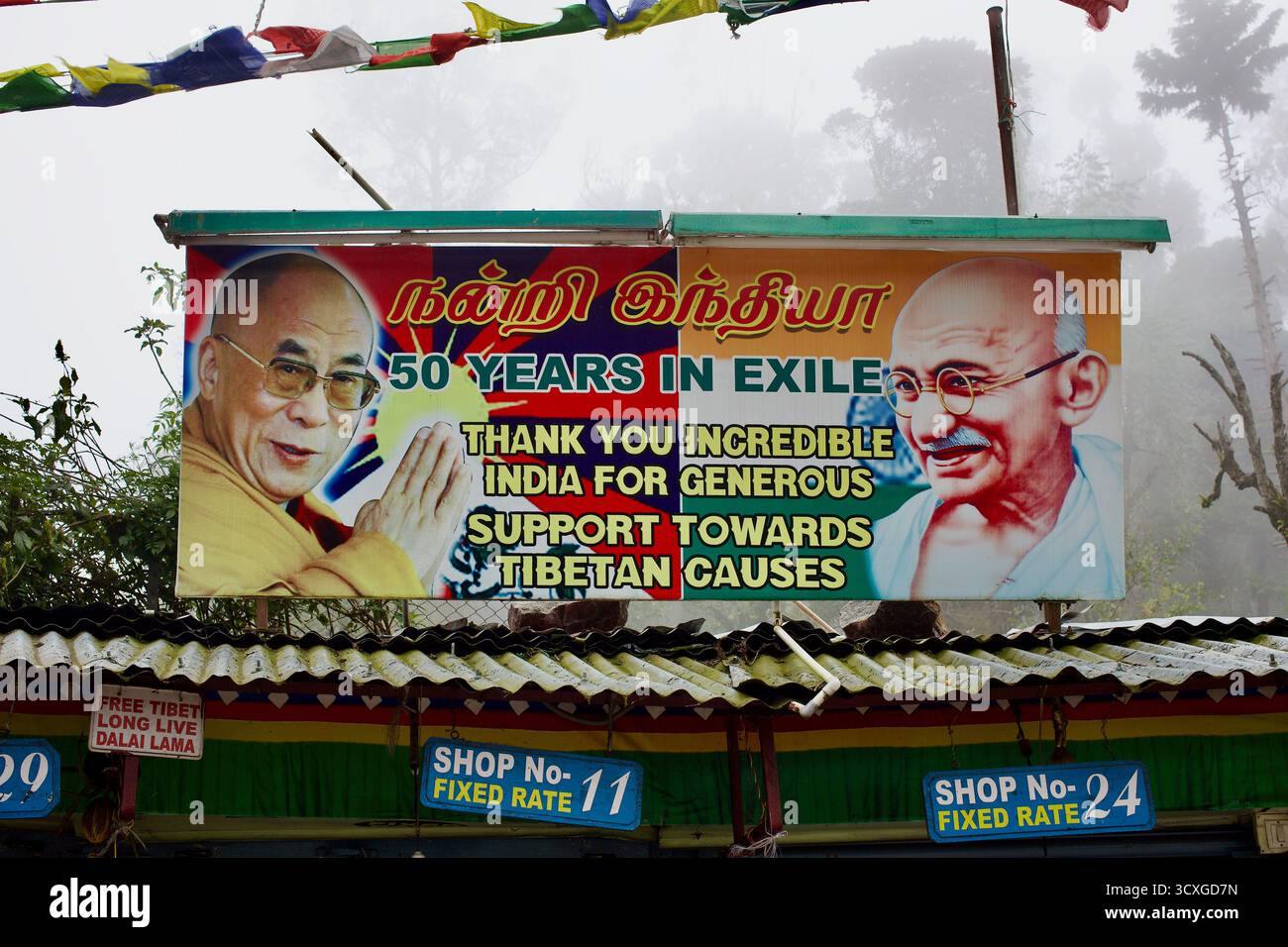 Poster mit dem Dalai Lama und Mahatma Gandhi auf dem Kodaikanal Markt, Tamil Nadu, dankt Indien für 50 Jahre Unterstützung des tibetischen Exils. Stockfoto