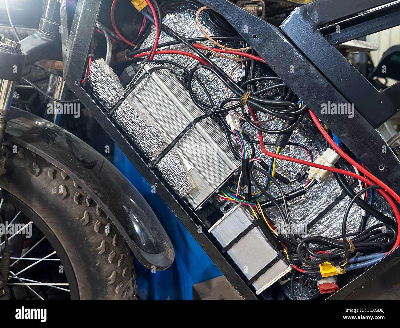 Batteriefach für Elektrofahrräder mit Verkabelung, Steuerung und Wärmedämmung für Heimwerkerelektronik, EV-Batteriemanagementsysteme und nachhaltige Transporttechnologien. Stockfoto