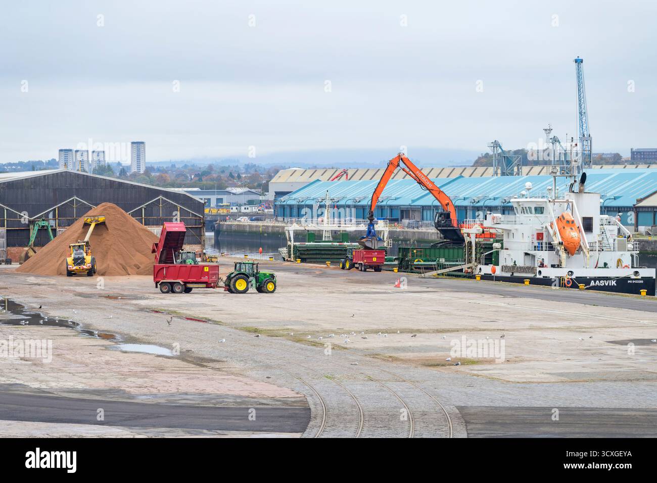 Eine Ladung Streusalz wird vom Schiff Aasvik am King George V Dock in Glasgow, Schottland, Großbritannien, entladen Stockfoto