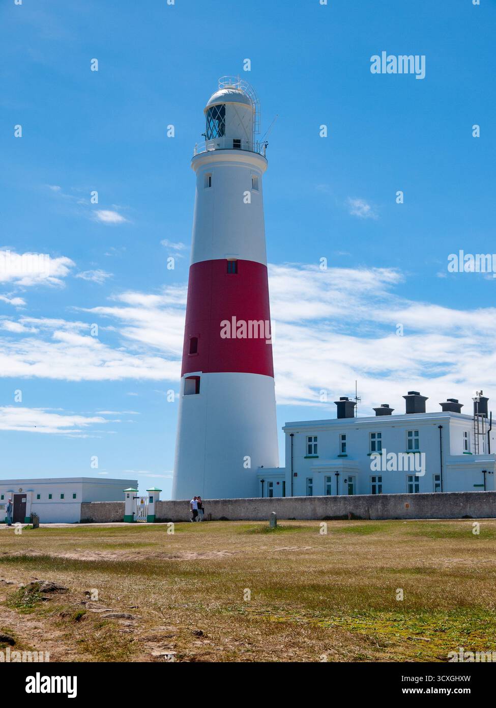 Portland Bill Leuchtturm mit roten und weißen Streifen vor blauem Himmel Stockfoto
