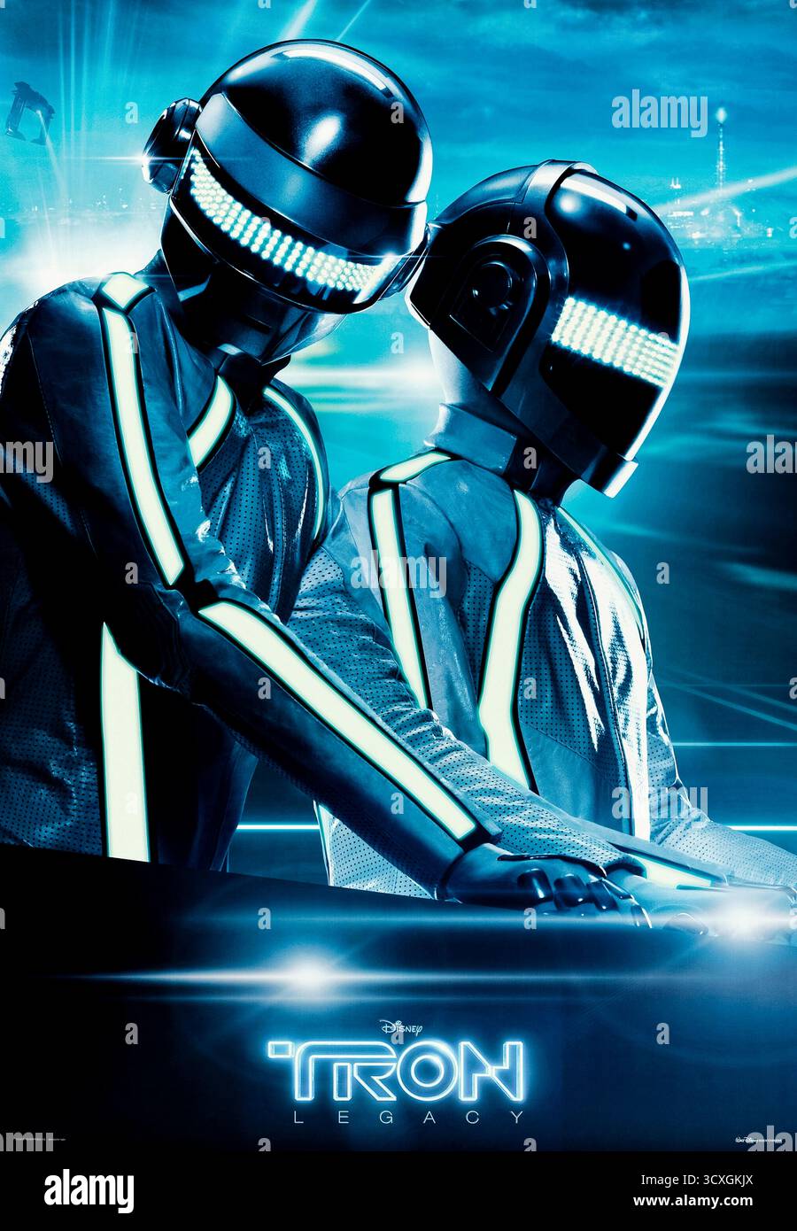 TRON: Legacy (2010) von Joseph Kosinski mit Jeff Bridges, Garrett Hedlund und Olivia Wilde. Der Sohn eines Computerprogrammierers betritt eine digitale Welt, um nach seinem vermissten Vater zu suchen, und sieht sich einem mächtigen Programm gegenüber, das darauf abzielt, in die Realität zu entkommen. Foto eines Original-Posters aus dem Jahr 2010 mit Daft Punk, der den Soundtrack und DJ im Nachtclub End of Line NUR für den REDAKTIONELLEN GEBRAUCH DES Films schuf. Quelle: BFA / Walt Disney Studios Motion Pictures Stockfoto