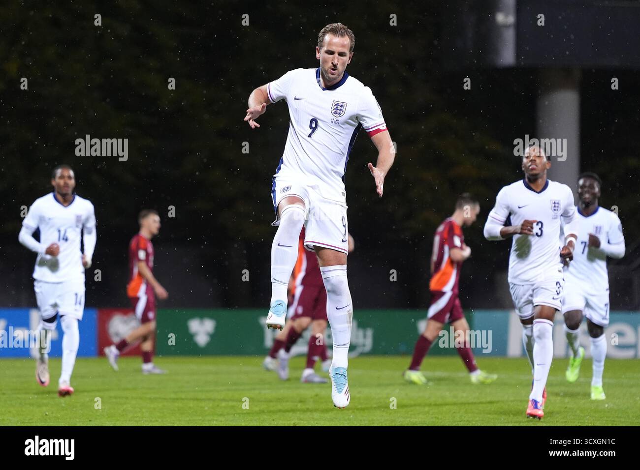 Der Engländer Harry Kane feiert das dritte Tor seiner Mannschaft aus dem Elfmeterschießen während des Qualifikationsspiels zur FIFA-Weltmeisterschaft im Daugava-Stadion in Riga. Bilddatum: Dienstag, 14. Oktober 2025. Stockfoto