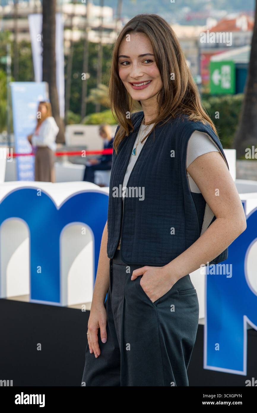 Cannes, Frankreich, 14. Oktober 2025, Maria Ehrich nahm am Photocall: Ku’Damm 77, ZDF Studios während der MIPCOM 2025 Teil - The World’s Entertainment Content Market © Ifnm Press Stockfoto Cannes, Frankreich, 14. Oktober 2025, Maria Ehrich nahm am Photocall: Ku’Damm 77, ZDF Studios während der MIPCOM 2025 Teil - The World’s Entertainment Content Market © Ifnm Press Stockfoto