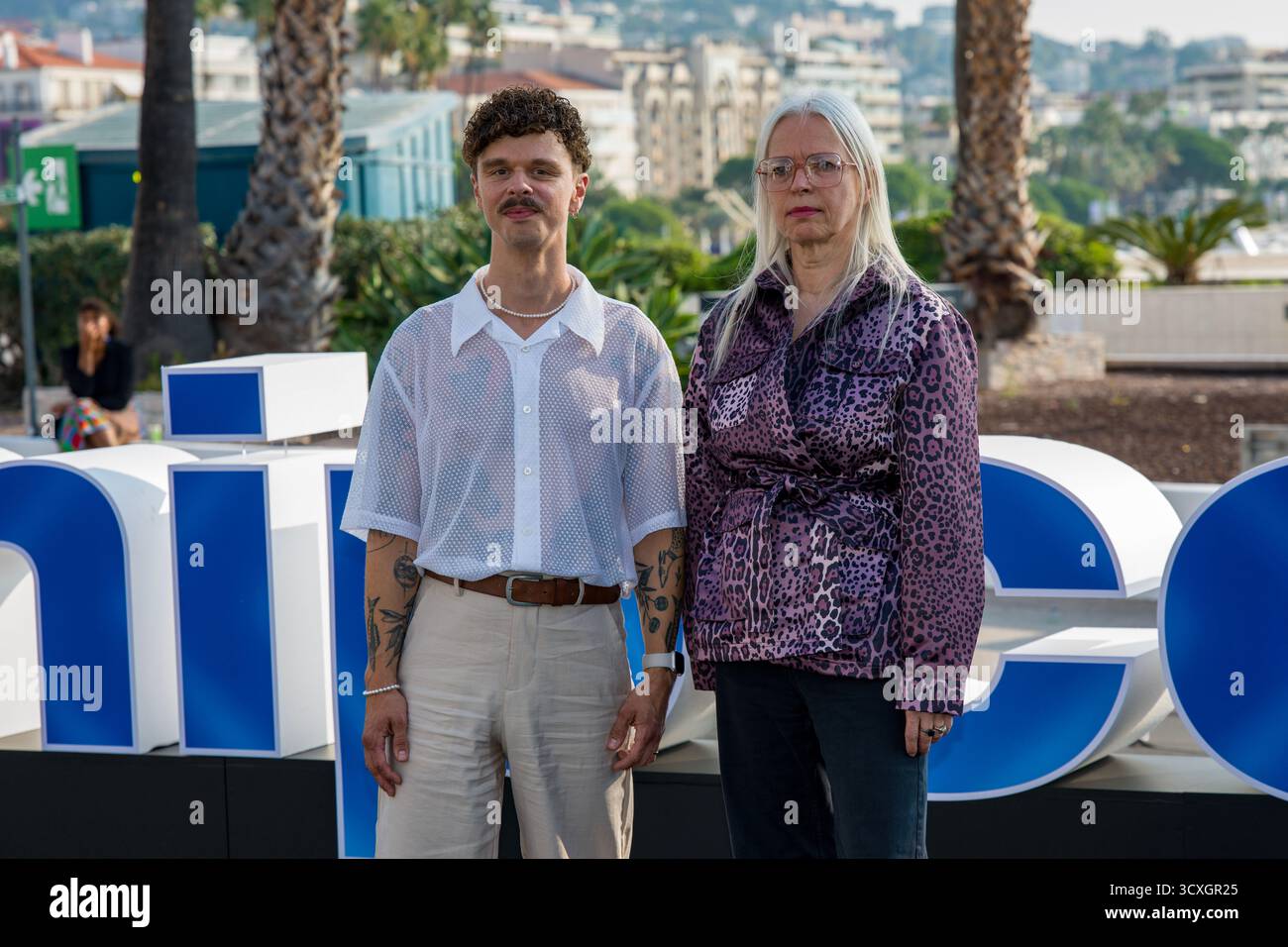Cannes, Frankreich, 14. Oktober 2025, Anette Hess nimmt am Photocall: Ku’Damm 77, ZDF Studios während der MIPCOM 2025 Teil - The World's Entertainment Content Market © Ifnm Press Stockfoto Cannes, Frankreich, 14. Oktober 2025, Anette Hess nimmt am Photocall: Ku’Damm 77, ZDF Studios während der MIPCOM 2025 Teil - The World's Entertainment Content Market © Ifnm Press Stockfoto
