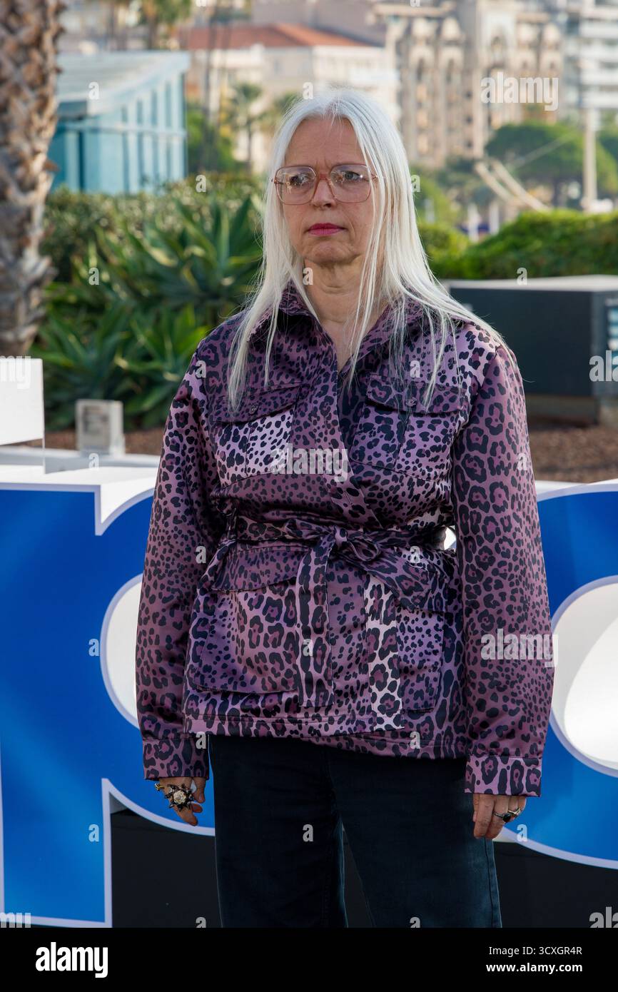 Cannes, Frankreich, 14. Oktober 2025, Anette Hess nimmt am Photocall: Ku’Damm 77, ZDF Studios während der MIPCOM 2025 Teil - The World's Entertainment Content Market © Ifnm Press Stockfoto Cannes, Frankreich, 14. Oktober 2025, Anette Hess nimmt am Photocall: Ku’Damm 77, ZDF Studios während der MIPCOM 2025 Teil - The World's Entertainment Content Market © Ifnm Press Stockfoto