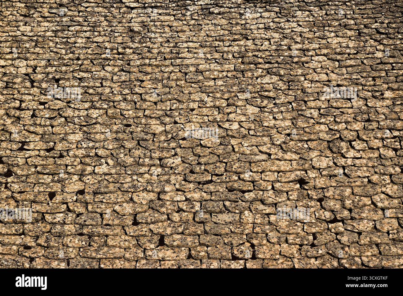 Nahaufnahme eines Schieferdachs eines Hauses im Causses-Stil im Dorf La Couvertoirade in Aveyron Stockfoto
