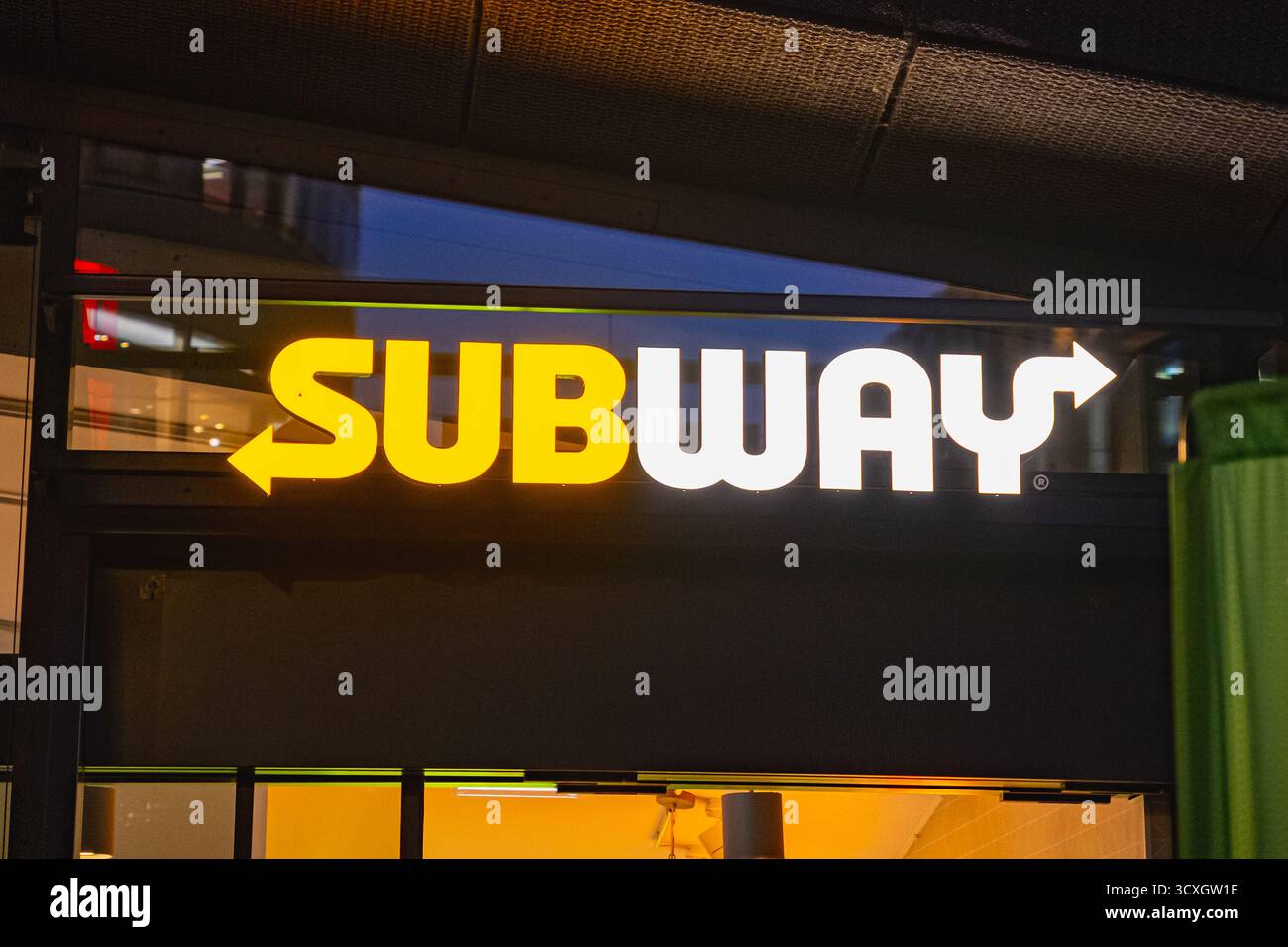 Logo der Franchise des Subway-Fast-Food-Restaurants über dem Eingang Stockfoto