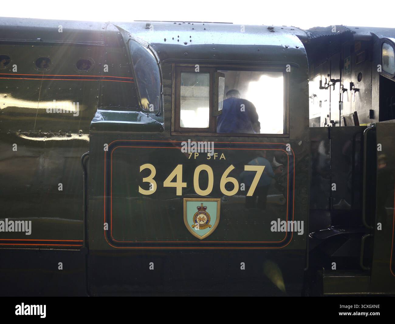Britische Dampflokomotive 34067 mit Fahrer im Führerhaus bei Heritage Railway Stockfoto