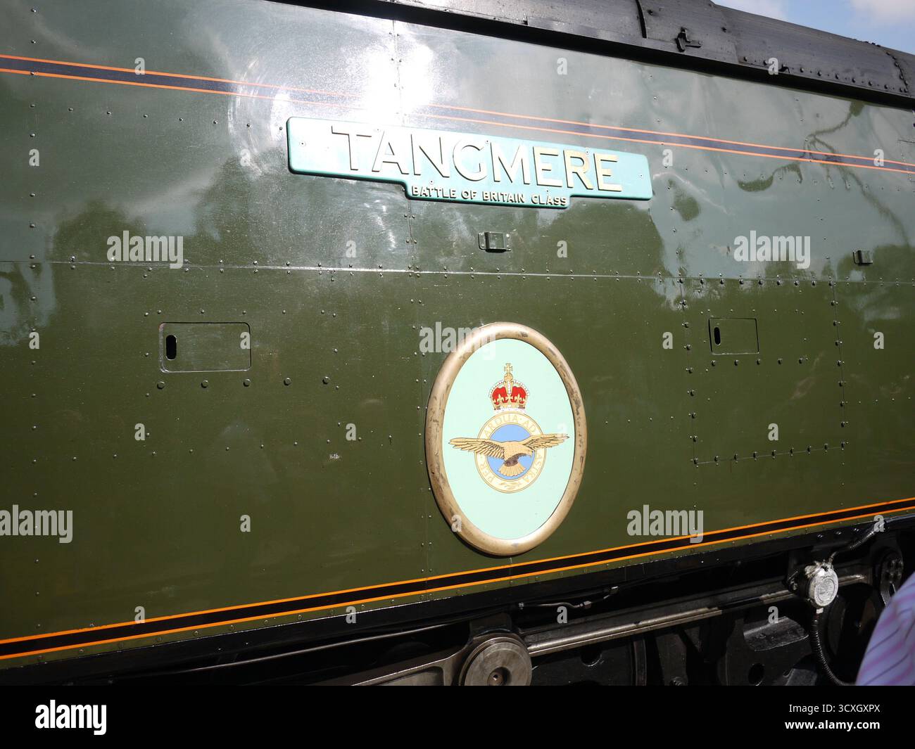 RAF Battle of Britain Class Lokomotive „Tangmere“ mit Typenschild und Wappen Stockfoto