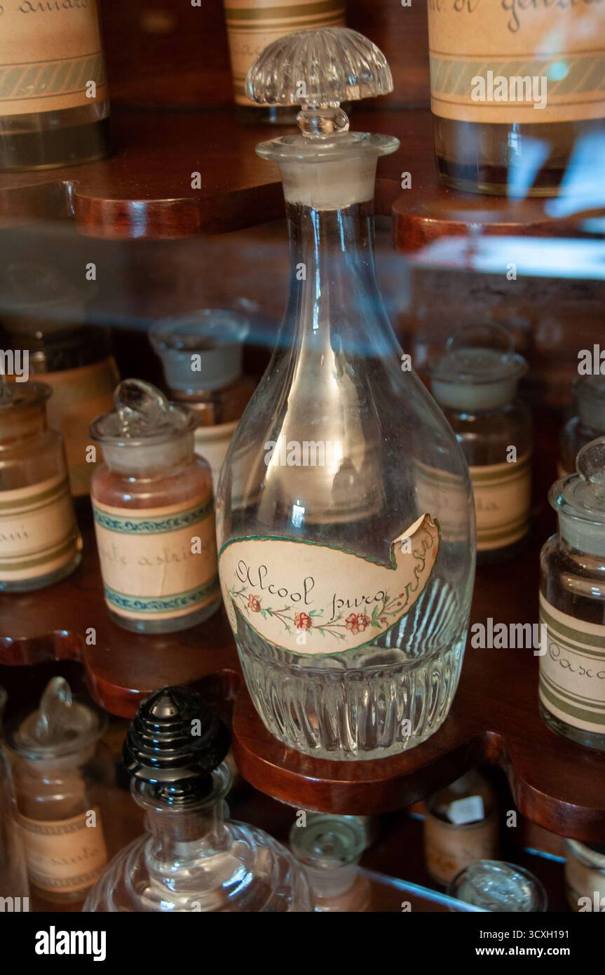 Krüge mit Heilkräutern, mit Etiketten, die von den Nonnen verziert wurden, aus der Klosterapotheke. Kirche Santa Maria Regina Coeli - Neapel Stockfoto