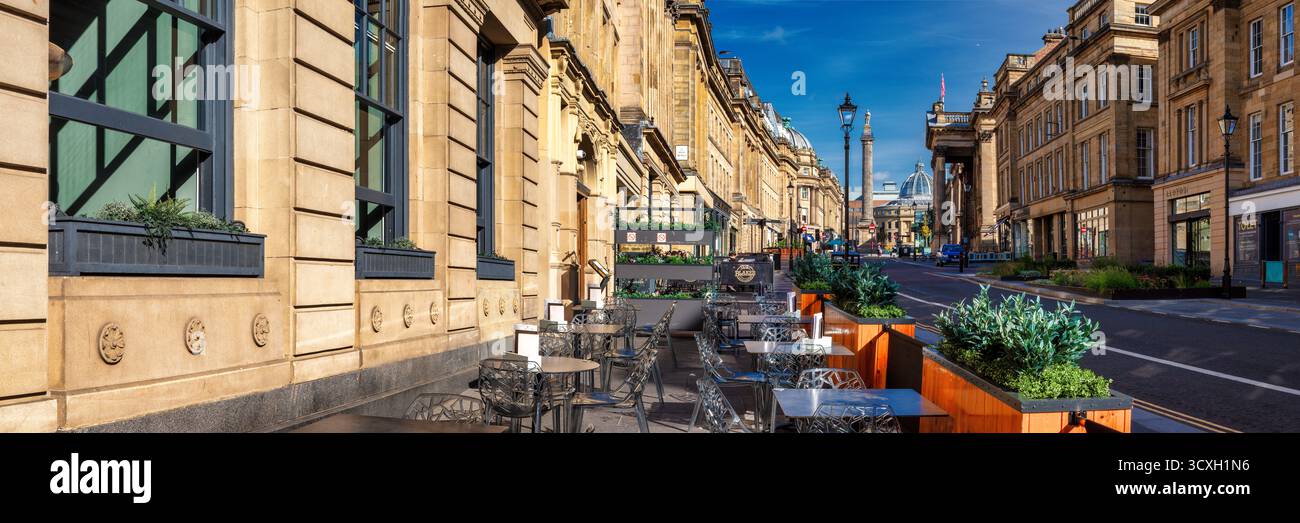 Ein Blick an einem sonnigen Tag in Newcastle upon Tyne mit Blick auf die Grey Street in Richtung Grey's Monument und Theatre Royal Stockfoto