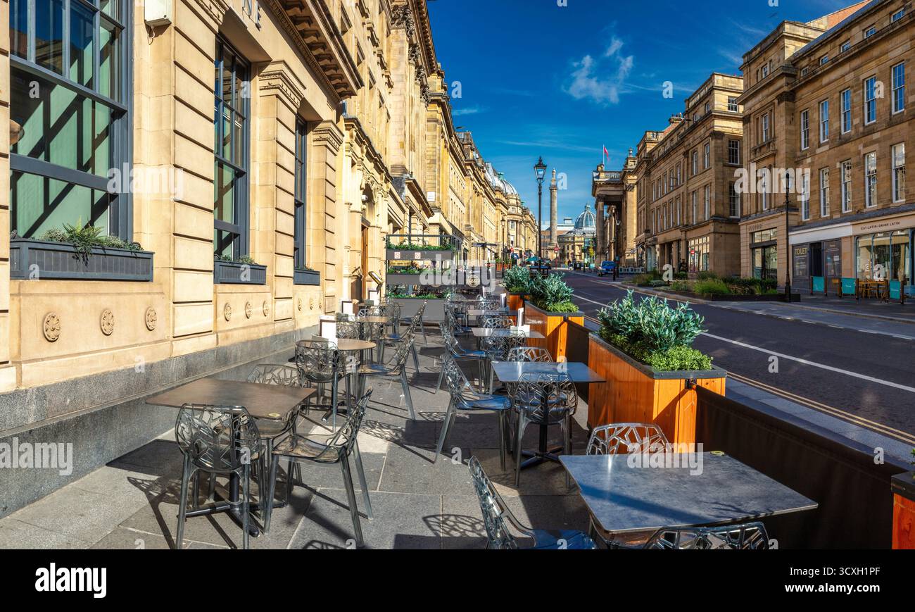 Ein Blick an einem sonnigen Tag in Newcastle upon Tyne mit Blick auf die Grey Street in Richtung Grey's Monument und Theatre Royal Stockfoto