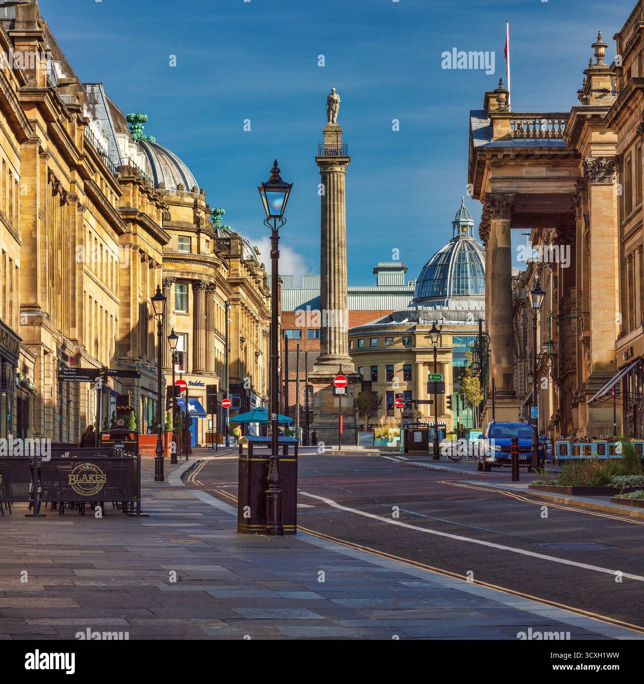 Ein Blick an einem sonnigen Tag in Newcastle upon Tyne mit Blick auf die Grey Street in Richtung Grey's Monument und Theatre Royal Stockfoto