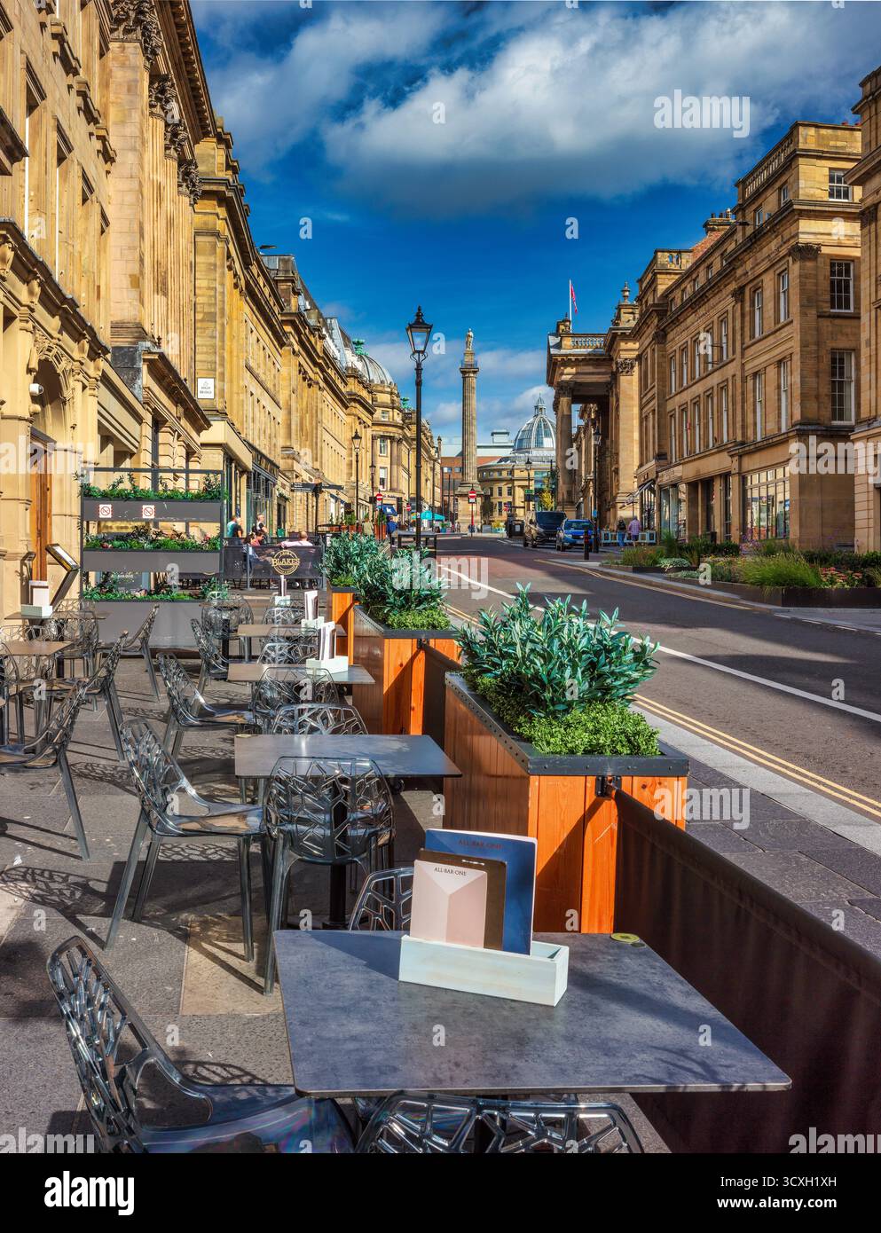 Ein Blick an einem sonnigen Tag in Newcastle upon Tyne mit Blick auf die Grey Street in Richtung Grey's Monument und Theatre Royal Stockfoto