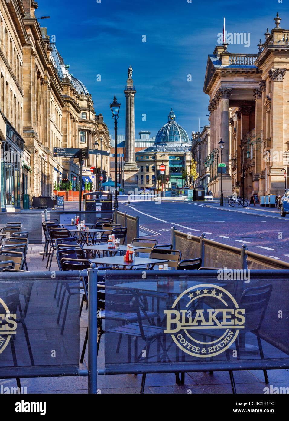 Ein Blick an einem sonnigen Tag in Newcastle upon Tyne mit Blick auf die Grey Street in Richtung Grey's Monument und Theatre Royal Stockfoto
