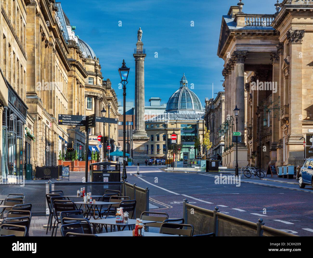 Ein Blick an einem sonnigen Tag in Newcastle upon Tyne mit Blick auf die Grey Street in Richtung Grey's Monument und Theatre Royal Stockfoto