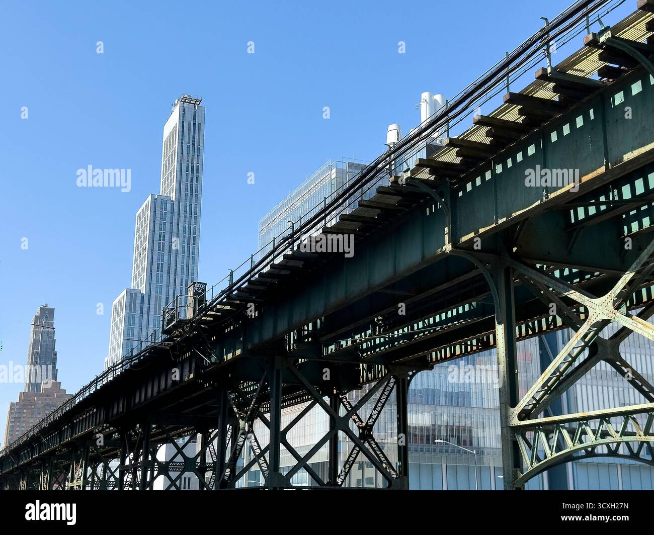 Stadtlandschaft mit 34-stöckigem Wohnturm und erhöhter U-Bahn, Columbia University, Manhattanville Campus, 600 West 125th Street, West Harlem, ne Stockfoto