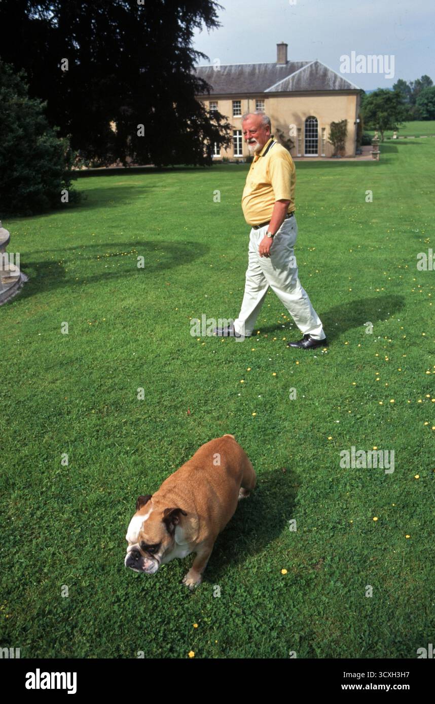 Roger Whittaker zu Hause mit Boris, seinem britischen Bulldog. Er lebte in Hom Green bei Ross auf Wye, Herefordshire. England um die 1995 1990er Jahre Großbritannien HOMER SYKES. Stockfoto