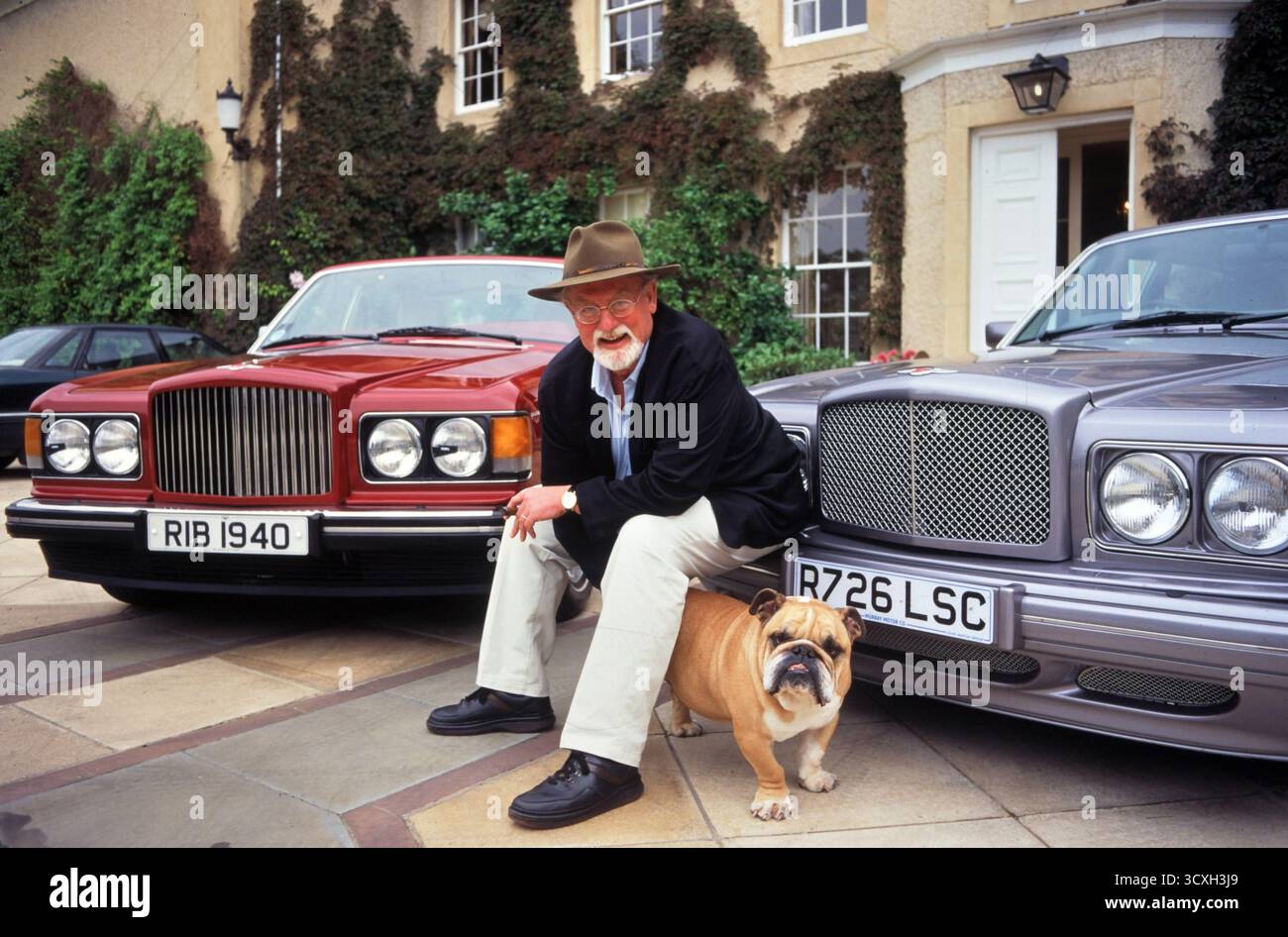 Roger Whittaker Sänger und Songwriter zu Hause mit zwei Bentley-Autos und Boris, seinem britischen Bulldog. Er lebte in Hom Green bei Ross auf Wye, Herefordshire. England um die 1995 1990er Jahre Großbritannien HOMER SYKES. Stockfoto