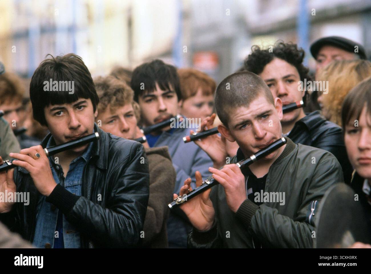 Bobby Sands Parlamentsabgeordneter, seine Beerdigung, junge Männer, die Flöten spielen, ein Teil der Trauerprozession. Belfast, The Troubles, Nordirland 1980er Jahre Großbritannien. HOMER SYKES Stockfoto