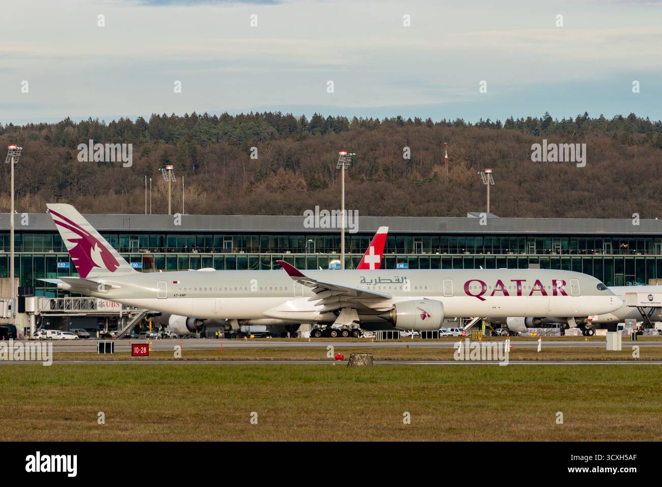 Zürich, Schweiz, 24. Januar 2025 A7-ANP Qatar Airways Airbus A350-1041 ist im Rollen Stockfoto
