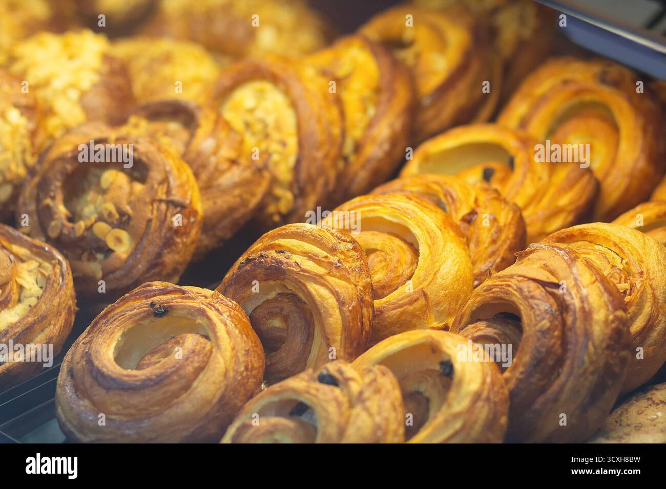 Köstliches Gebäck an einem Bäckereifenster. Essen Stockfoto