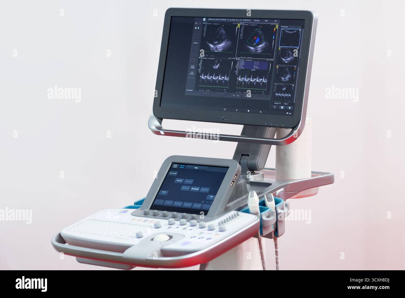 Moderner medizinischer Ultraschallscanner in der Ausstellungshalle. Medizin Stockfoto
