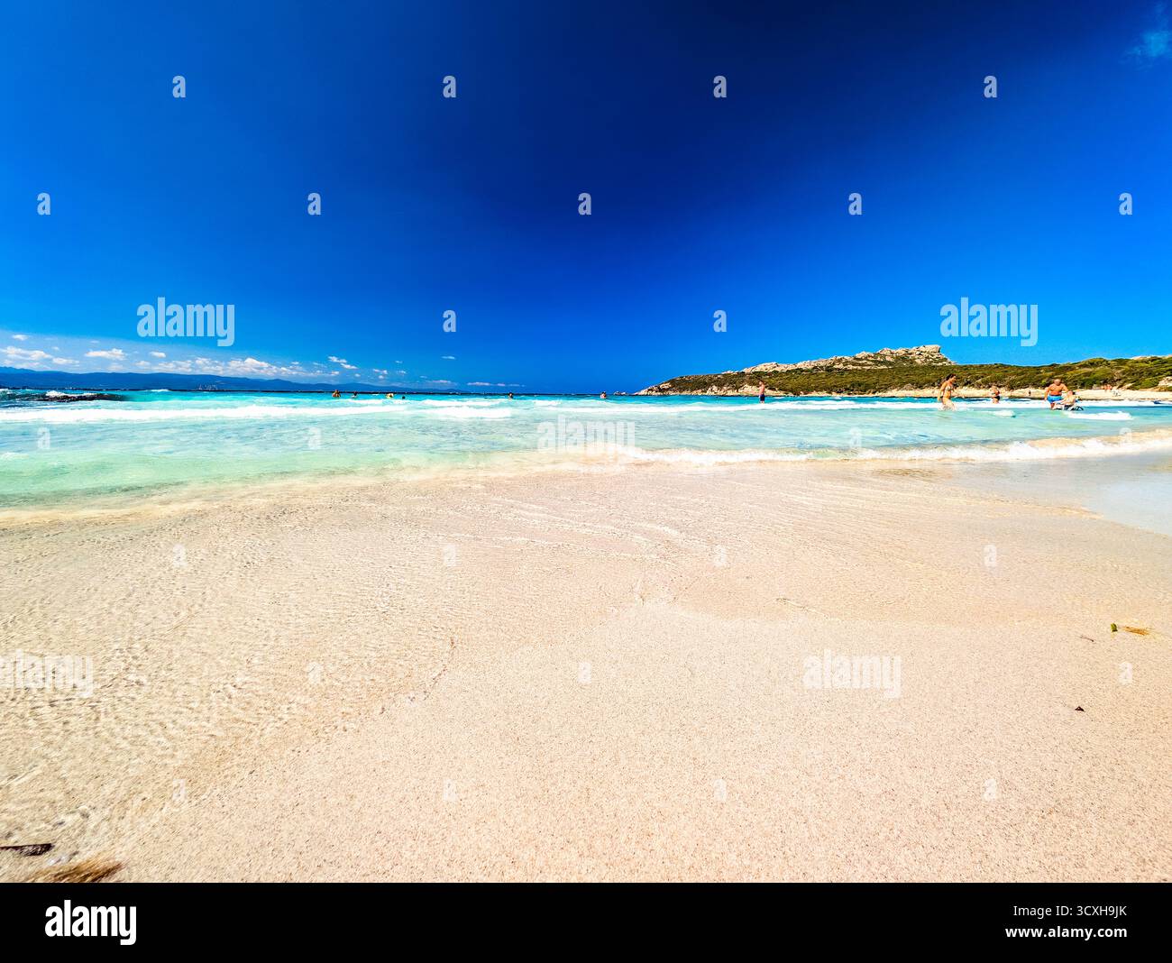 Rena di Ponente & Rena di Levante (Spiaggia dei Due Mari), Sardinien – aus der Vogelperspektive über den weißen SandIsthmus und das türkisfarbene Mittelmeer Stockfoto
