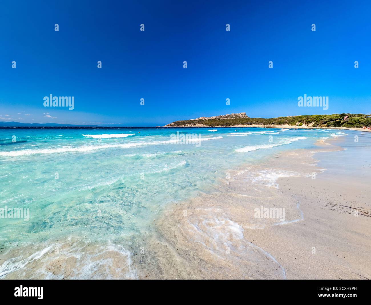 Rena di Ponente & Rena di Levante (Spiaggia dei Due Mari), Sardinien – aus der Vogelperspektive über den weißen SandIsthmus und das türkisfarbene Mittelmeer Stockfoto