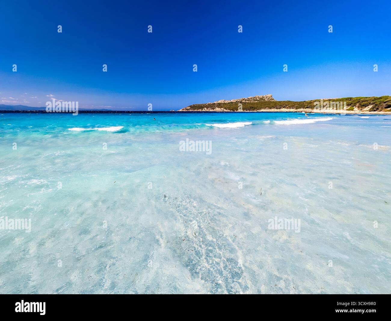 Rena di Ponente & Rena di Levante (Spiaggia dei Due Mari), Sardinien – aus der Vogelperspektive über den weißen SandIsthmus und das türkisfarbene Mittelmeer Stockfoto