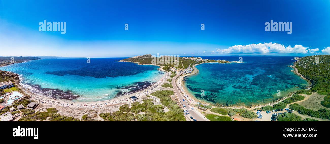 Rena di Ponente & Rena di Levante (Spiaggia dei Due Mari), Sardinien – aus der Vogelperspektive über den weißen SandIsthmus und das türkisfarbene Mittelmeer Stockfoto