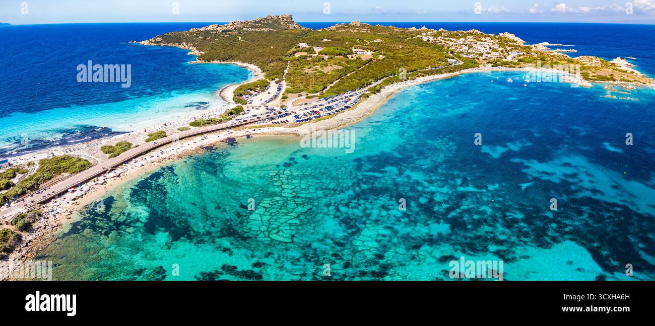 Rena di Ponente & Rena di Levante (Spiaggia dei Due Mari), Sardinien – aus der Vogelperspektive über den weißen SandIsthmus und das türkisfarbene Mittelmeer Stockfoto